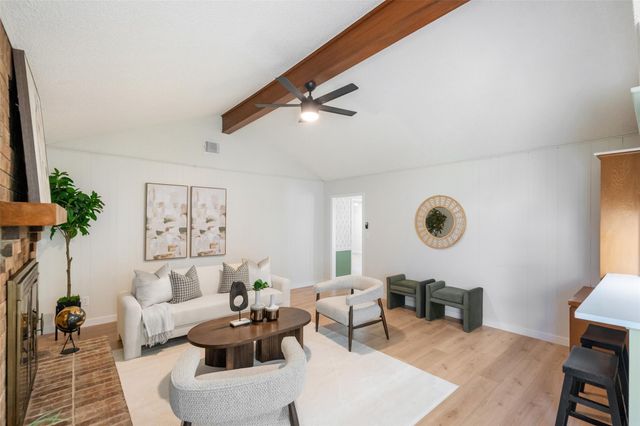 209 Pine Oak Drive, Highlands, TX 77562