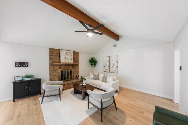 209 Pine Oak Drive, Highlands, TX 77562