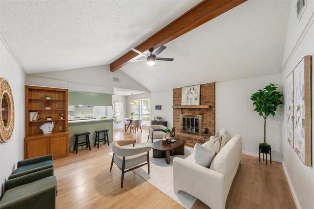 209 Pine Oak Drive, Highlands, TX 77562