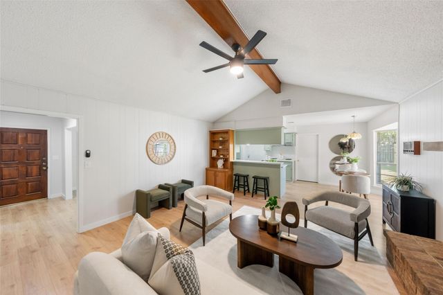 209 Pine Oak Drive, Highlands, TX 77562