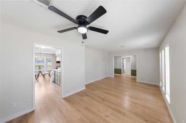 209 Pine Oak Drive, Highlands, TX 77562