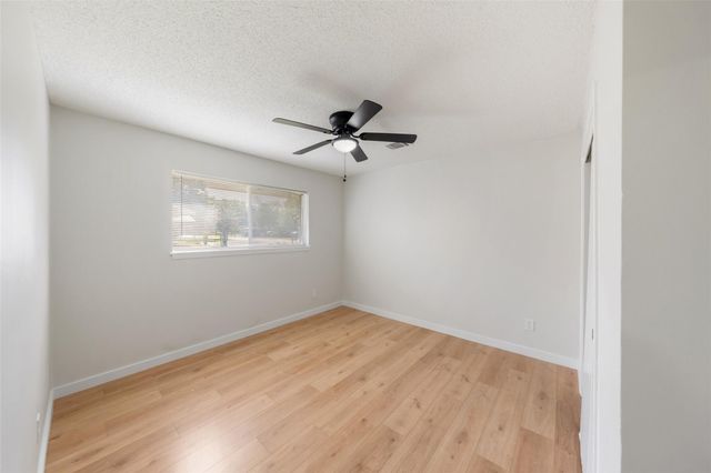 209 Pine Oak Drive, Highlands, TX 77562