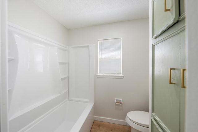 209 Pine Oak Drive, Highlands, TX 77562