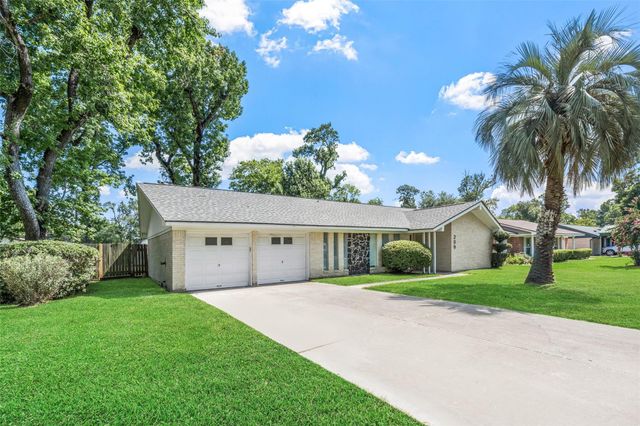 209 Pine Oak Drive, Highlands, TX 77562