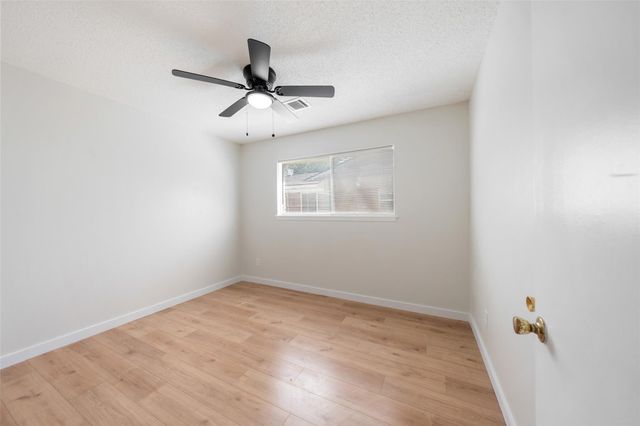 209 Pine Oak Drive, Highlands, TX 77562