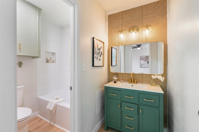 209 Pine Oak Drive, Highlands, TX 77562
