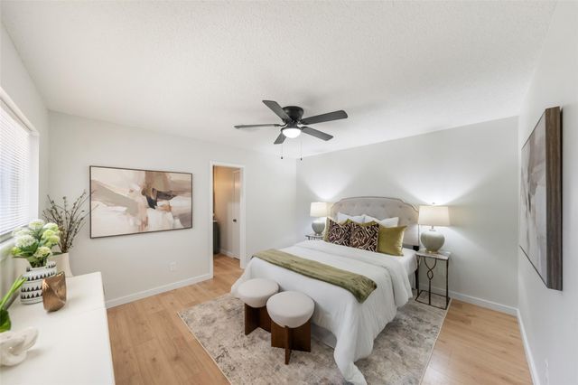 209 Pine Oak Drive, Highlands, TX 77562