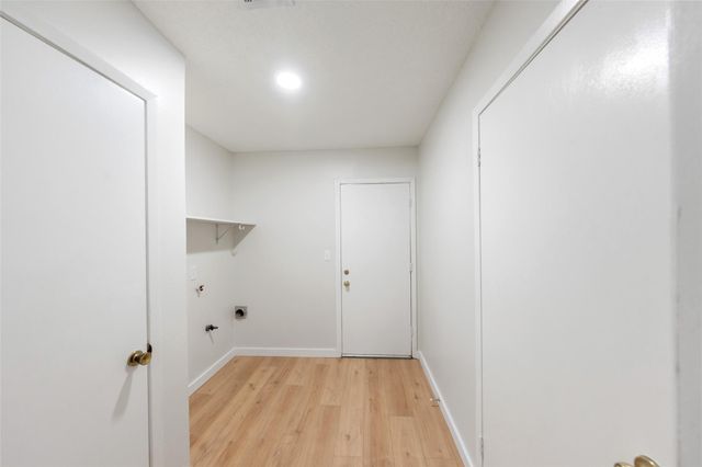 209 Pine Oak Drive, Highlands, TX 77562
