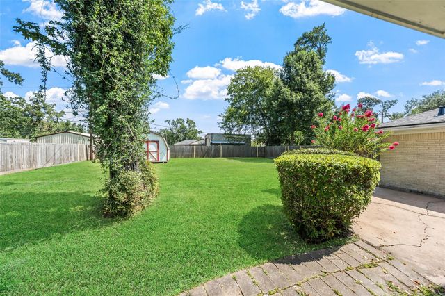 209 Pine Oak Drive, Highlands, TX 77562