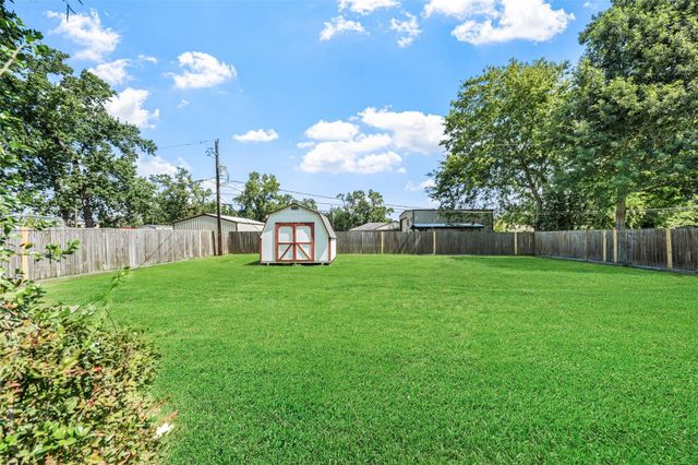 209 Pine Oak Drive, Highlands, TX 77562