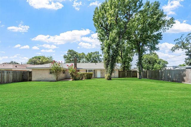 209 Pine Oak Drive, Highlands, TX 77562