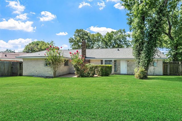 209 Pine Oak Drive, Highlands, TX 77562