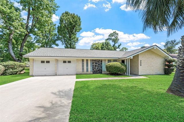 209 Pine Oak Drive, Highlands, TX 77562