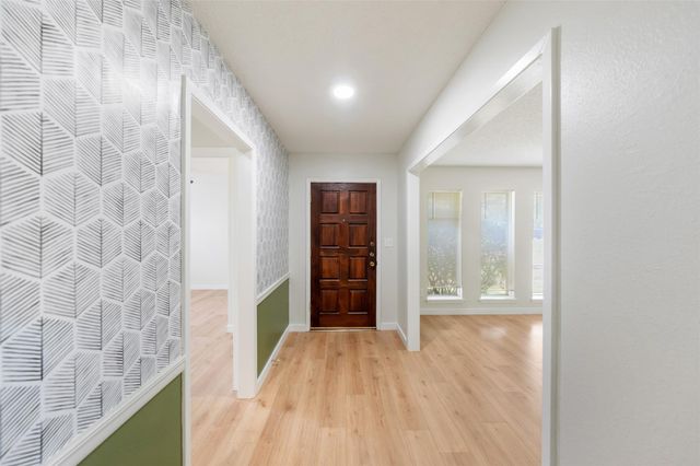 209 Pine Oak Drive, Highlands, TX 77562