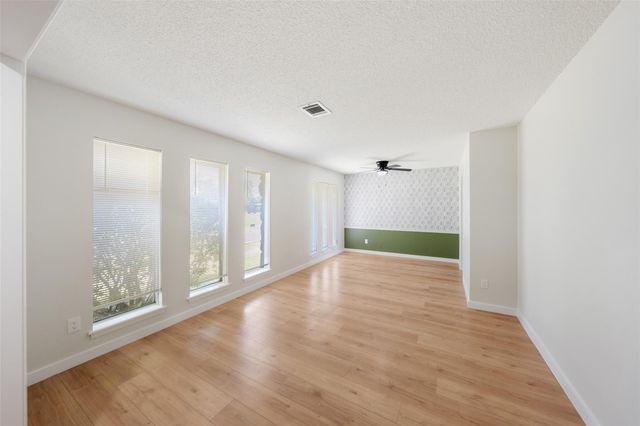 209 Pine Oak Drive, Highlands, TX 77562