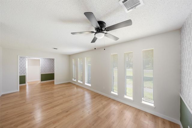 209 Pine Oak Drive, Highlands, TX 77562