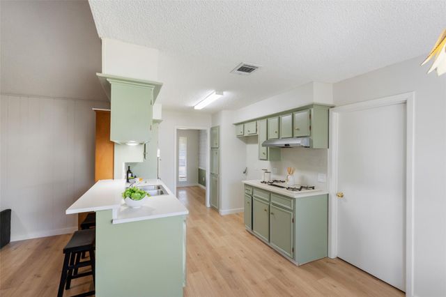 209 Pine Oak Drive, Highlands, TX 77562