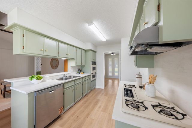 209 Pine Oak Drive, Highlands, TX 77562