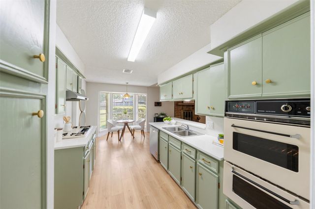 209 Pine Oak Drive, Highlands, TX 77562