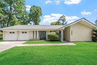 209 Pine Oak Drive, Highlands, TX 77562