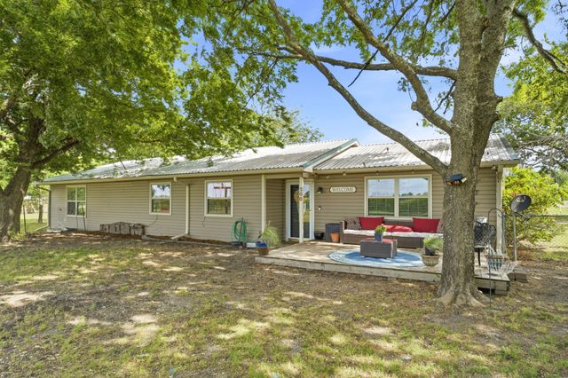 300 W Locust Street, Leonard, TX 75452