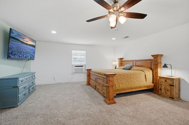 300 W Locust Street, Leonard, TX 75452