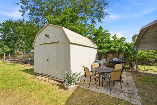 300 W Locust Street, Leonard, TX 75452