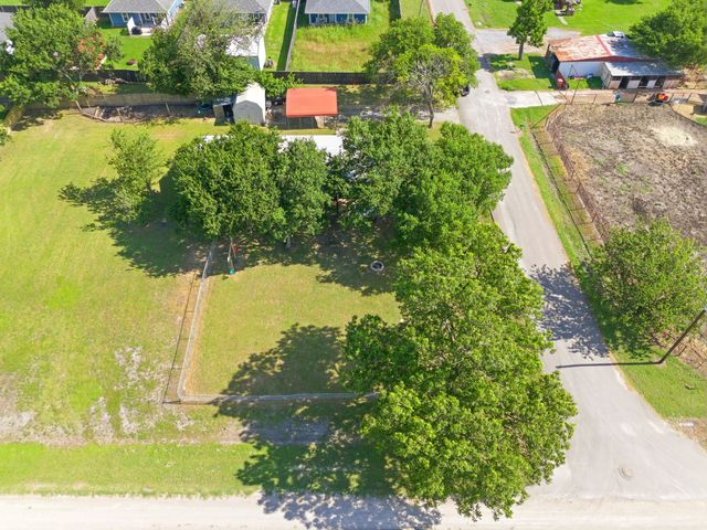 300 W Locust Street, Leonard, TX 75452