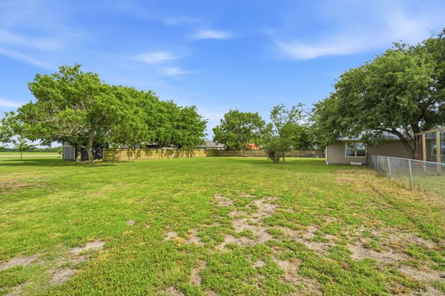 300 W Locust Street, Leonard, TX 75452