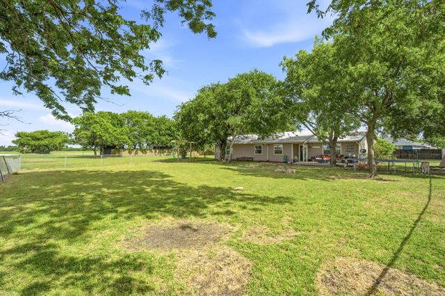 300 W Locust Street, Leonard, TX 75452