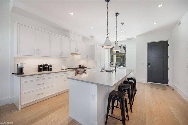 850 Central AVE 204, Naples, FL 34102