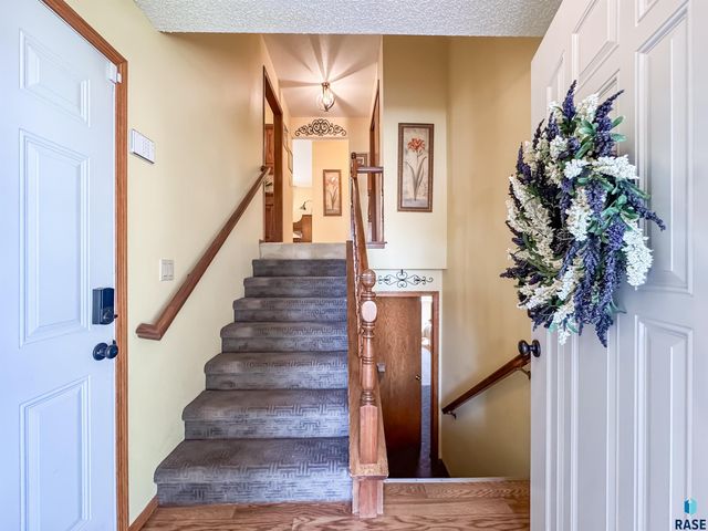 2204 S Melanie Ln, Sioux Falls, SD 57103