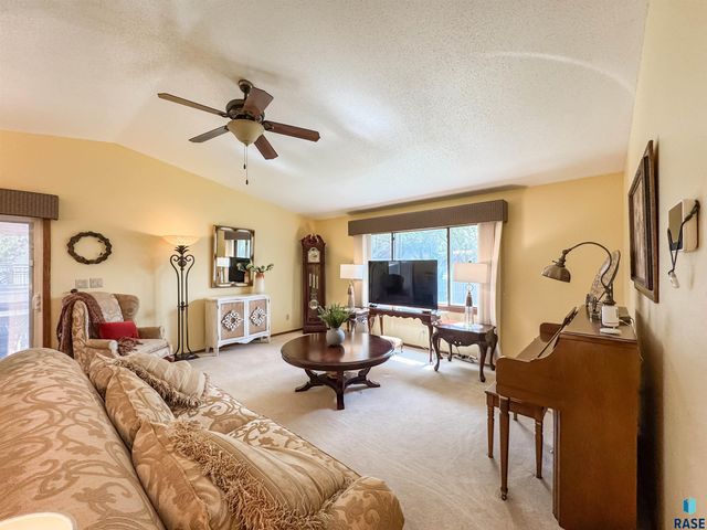 2204 S Melanie Ln, Sioux Falls, SD 57103