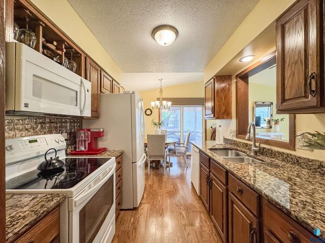 2204 S Melanie Ln, Sioux Falls, SD 57103
