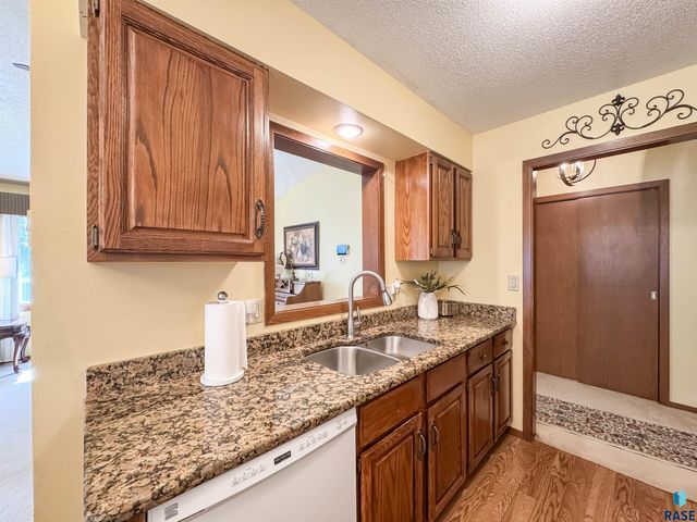 2204 S Melanie Ln, Sioux Falls, SD 57103