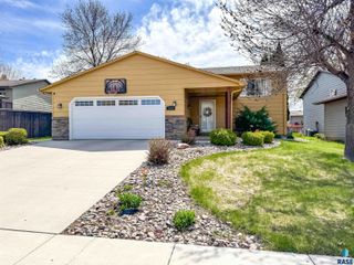 2204 S Melanie Ln, Sioux Falls, SD 57103