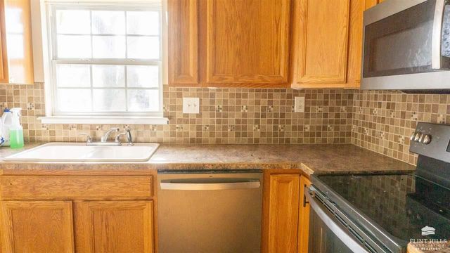 920 Crawford Street, Clay Center, KS 67432