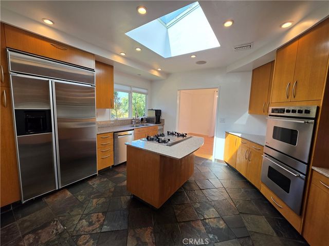 310 S Thurston, Los Angeles, CA 90049