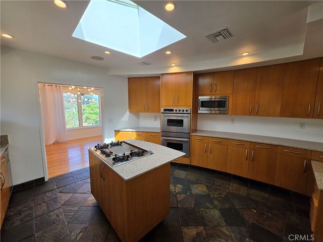 310 S Thurston, Los Angeles, CA 90049