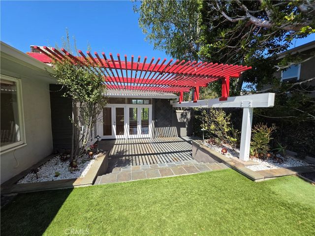 310 S Thurston, Los Angeles, CA 90049