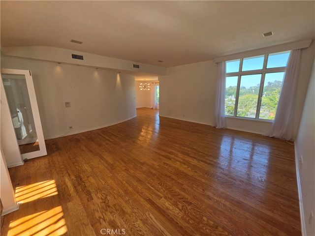 310 S Thurston, Los Angeles, CA 90049