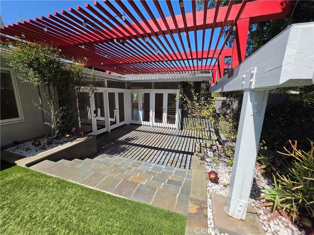 310 S Thurston, Los Angeles, CA 90049