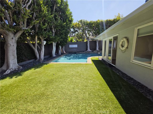 310 S Thurston, Los Angeles, CA 90049