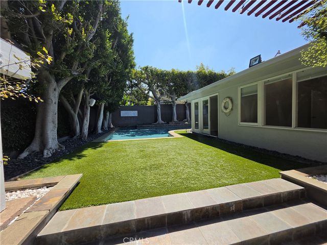 310 S Thurston, Los Angeles, CA 90049