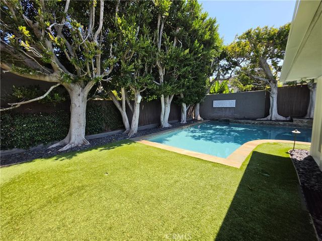 310 S Thurston, Los Angeles, CA 90049