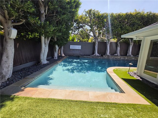 310 S Thurston, Los Angeles, CA 90049