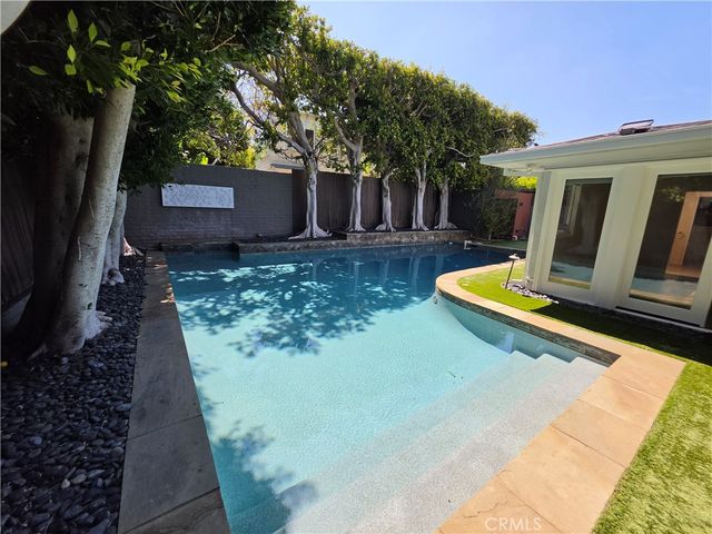 310 S Thurston, Los Angeles, CA 90049
