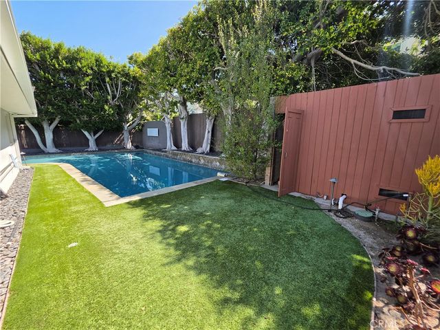 310 S Thurston, Los Angeles, CA 90049