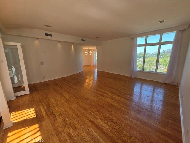 310 S Thurston, Los Angeles, CA 90049
