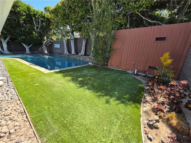 310 S Thurston, Los Angeles, CA 90049